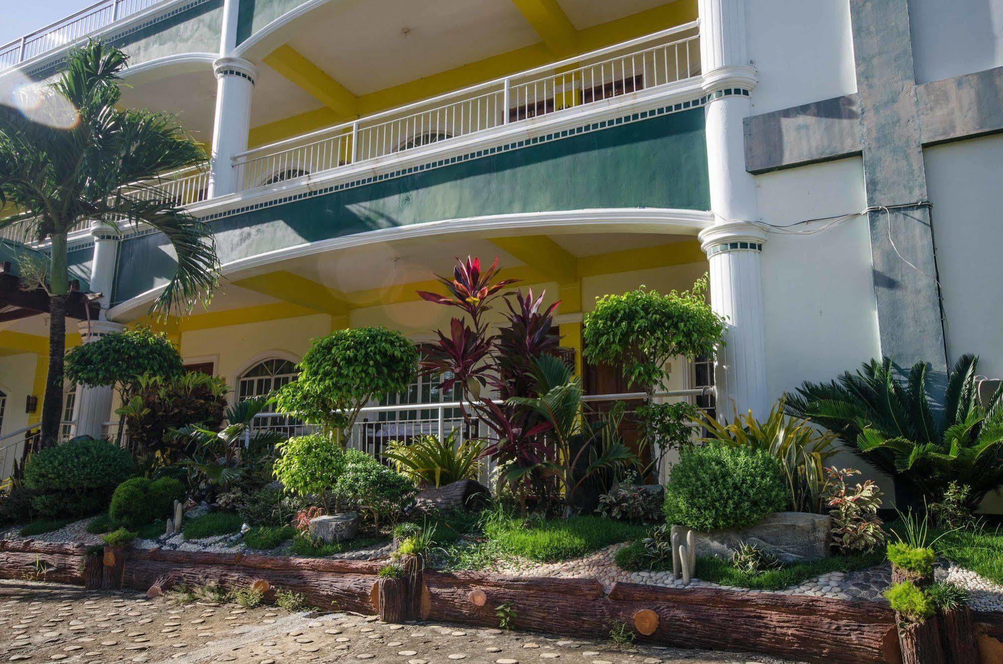 Reddoorz Premium @ Abueg Road Extension Puerto Princesa Bagian luar foto